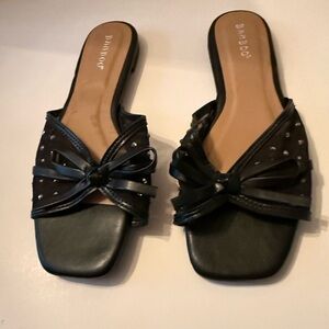 BAMBOO Buzzing Black Knot Slide Mules with Stud Accents Women’s 6.5 NEW